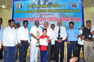 priansh-das-of-odisha-receives-the-champuon-trophy