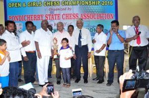 shefali-of-karnataka-receives-trophy-from-sri-v-hariharan-secretary-aicf