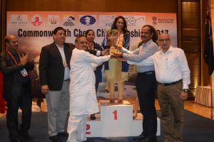 women-champion-swati-ghate-receiving-trophy